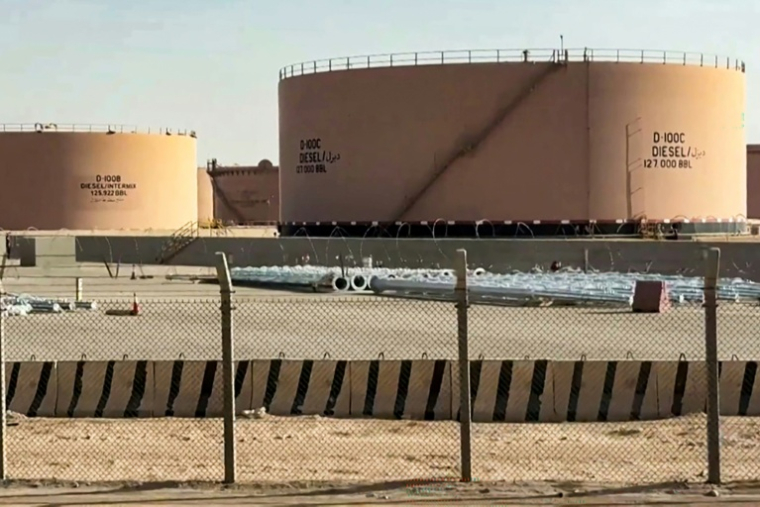 Capture d'écran d'une vidéo d'AFPTV prise le 19 septembre 2026 montrant un réservoir de carburant endommagé après un incendie près de l'aéroport international de Ryad ( AFPTV / - )