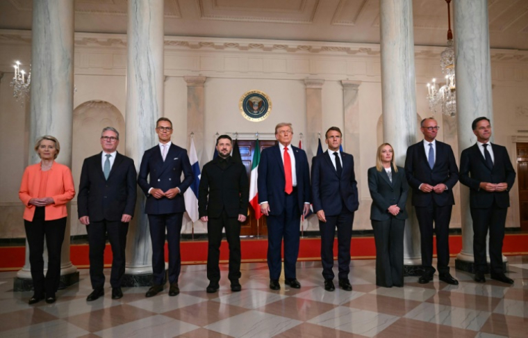La présidente de la Commission européenne Ursula von der Leyen (à partir de la gauche), le Premier ministre Keir Starmer, le président finlandais Alexander Stubb, le président ukrainien Volodymyr Zelensky, le président américain Donald Trump, le président français Emmanuel Macron, la Première ministre italienne Giorgia Meloni, le chancellier Friedrich Merz et le secrétaire général de l'Otan Mark Rutte, le 18 août 2025 à la Maison Blanche ( AFP / ANDREW CABALLERO-REYNOLDS )