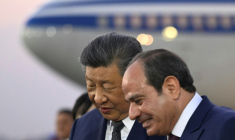 Le président chinois Xi Jinping (g) écoute son homologue égyptien Abdel Fattah al-Sissi à son arrivée sur le tarmac de l'aéroport international du Caire, le 1er septembre 2026 ( POOL / Khaled DESOUKI )