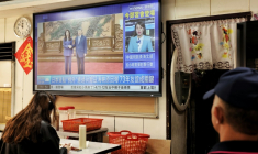 La rencontre entre le président chinois Xi Jinping et Cheng Li-wun, cheffe du principal parti d'opposition taïwanais KMT, diffusée à la télévision dans un restaurant de Taipei, le 10 avril 2026 ( AFP / I-Hwa Cheng )