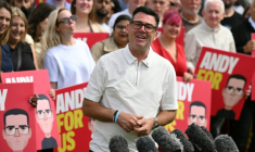 Andy Burnham, nouveau député travailliste de Makerfield, s'adresse à ses sympathisants et aux médias au lendemain de sa victoire à l'élection partielle, le 19 juin 2026 à Ashton-in-Makerfield, dans le nord-ouest de l'Angleterre ( AFP / Oli SCARFF )