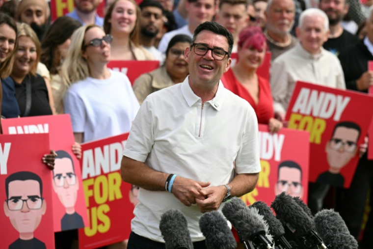 Andy Burnham, nouveau député travailliste de Makerfield, s'adresse à ses sympathisants et aux médias au lendemain de sa victoire à l'élection partielle, le 19 juin 2026 à Ashton-in-Makerfield, dans le nord-ouest de l'Angleterre ( AFP / Oli SCARFF )