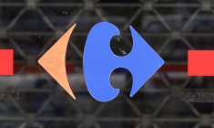 Le logo de Carrefour est visible sur une porte à l'entrée d'un supermarché à Drogenbos