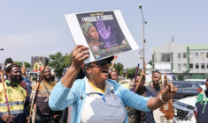 Une femme brandit une pancarte sur laquelle est écrit "Suis-je la prochaine ? Assez, c'est assez", lors d'une marche de protestation à Kempton Park, près de Johannesburg, le 19 septembre 2026, après une série de meurtres de femmes survenus dans la région ( AFP / MZINGENKOSI SIBANDA )
