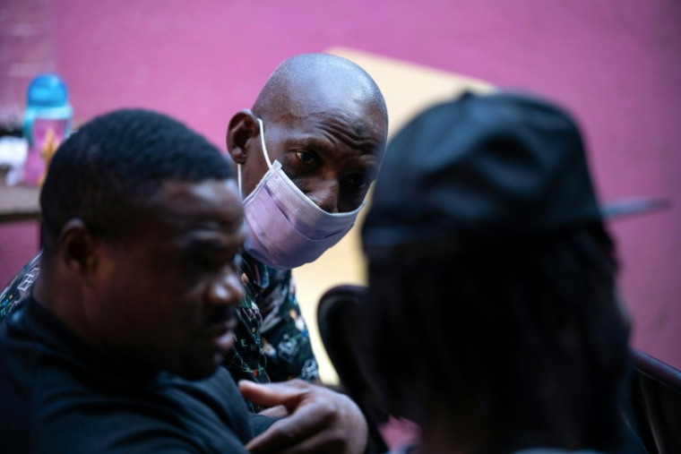 Alpha Oumar Diallo (c), un migrant originaire de Guinée, attend de recevoir des conseils juridiques dans les locaux de l’ONG Al Otro Lado à Tijuana, dans l’État de Basse-Californie, le 20 octobre 2026 au Mexique ( AFP / Guillermo Arias )