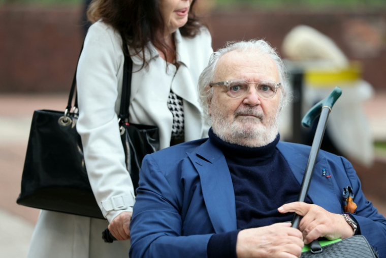 L'homme d'affaires Alain Dumenil arrive au tribunal de Bobigny pour l'ouverture du procès de l'ancien directeur général de la DGSE pour complicité de tentative d'extorsion, le 6 novembre 2025 en Seine-Saint-Denis ( AFP / ALAIN JOCARD )