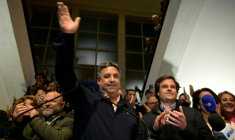 Le candidat indépendant à la mairie de Biarritz, Serge Blanco (c), salue ses partisans après les résultats du second tour des municipales à Biarritz, le 22 mars 2026 dans les Pyrénées-Atlantiques ( AFP / PHILIPPE LOPEZ )