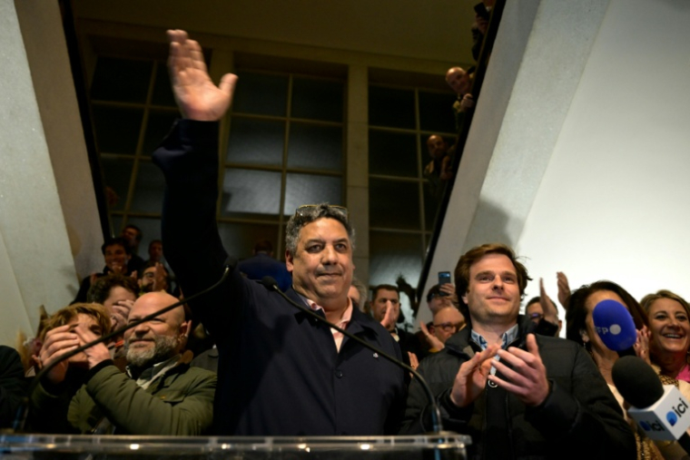 Le candidat indépendant à la mairie de Biarritz, Serge Blanco (c), salue ses partisans après les résultats du second tour des municipales à Biarritz, le 22 mars 2026 dans les Pyrénées-Atlantiques ( AFP / PHILIPPE LOPEZ )