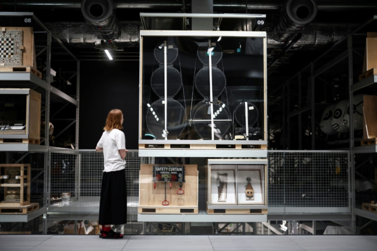 Une visiteuse regarde la batterie du batteur britannique Keith Moon du groupe The Who exposée au musée V&A East Storehouse, dans l'est de Londres, le 12 juin 2025 ( AFP / HENRY NICHOLLS )