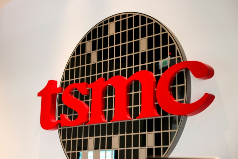 Le géant taïwanais des semi-conducteurs TSMC, dont le bénéfice net a bondi de 25% au quatrième trimestre, avait déjà promis en début d'année dernière d'investir 100 milliards de dollars supplémentaires aux Etats-Unis ( AFP / I-Hwa CHENG )