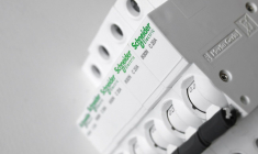 Des disjoncteurs Schneider Electric (Crédit:  / Adobe Stock)