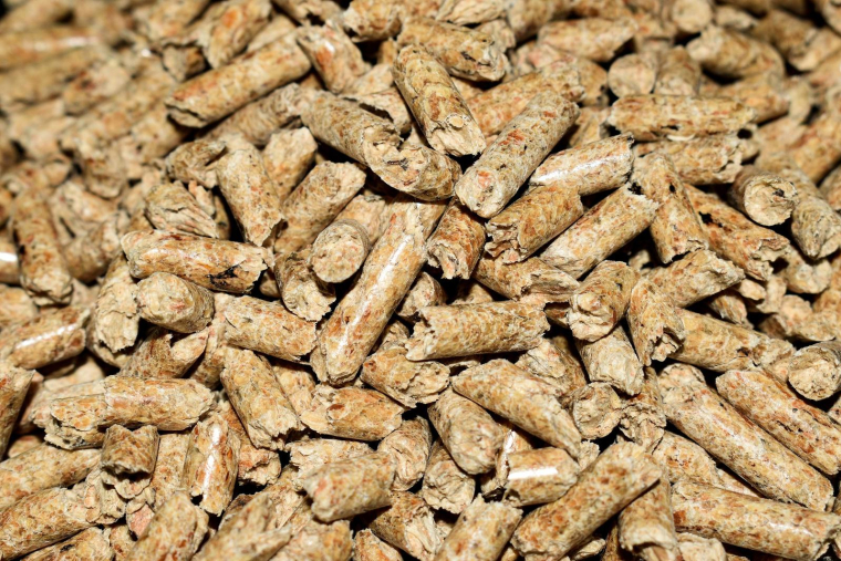 Le mois d'août semble tout indiqué pour s'approvisionner en granulés de bois. (Illustration) (Mrdidg / Pixabay)