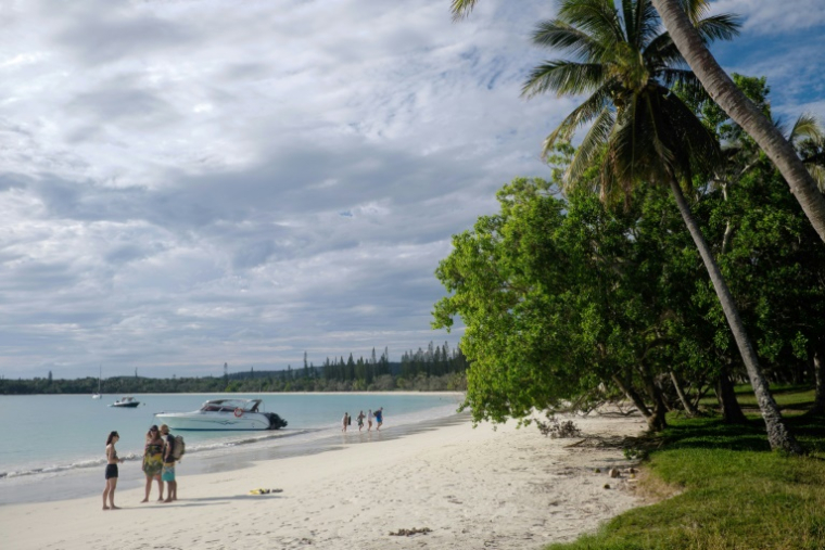 Des touristes sur une plage de l'île des Pins, en Nouvelle-Calédonie, le 17 mai 2021 ( AFP / Theo Rouby )