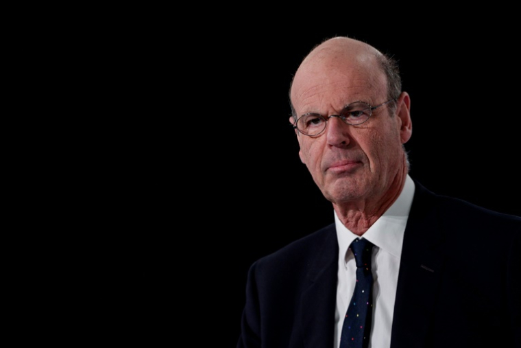 Le ministre de l'Economie, Eric Lombard, pose avant une interview au journal télévisé de TF1, à Boulogne-Billancourt, en banlieue parisienne, le 9 avril 2025 ( AFP / STEPHANE DE SAKUTIN )