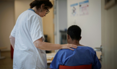 Une aide-soignante encourage un patient en salle des repas du Centre renforcé d'urgences psychiatriques de l'hôpital Delafontaine à Saint-Denis en Seine-Saint-Denis le 17 juin 2026 ( AFP / Simon WOHLFAHRT )