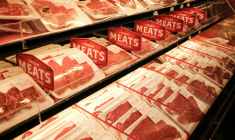 Barquettes de viande rouge dan sun supermarché du quartier de  Manhattan à New York City le 9 avril 2026 ( AFP / CHARLY TRIBALLEAU )