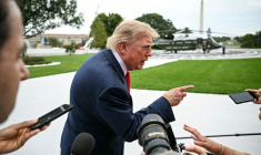 Le président américain Donald Trump parle à la presse sur la pelouse sud de la Maison Blanche, à Washington, le 10 octobre 2026 ( AFP / Alex WROBLEWSKI )