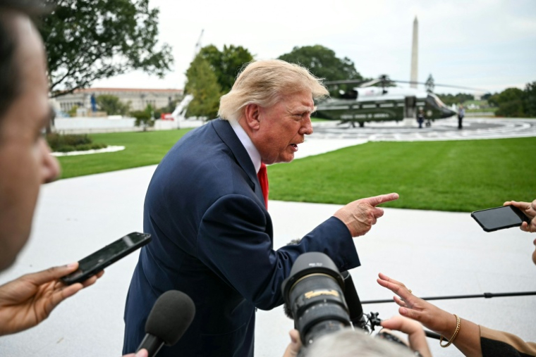 Le président américain Donald Trump parle à la presse sur la pelouse sud de la Maison Blanche, à Washington, le 10 octobre 2026 ( AFP / Alex WROBLEWSKI )