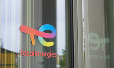 Le logo de TotalEnergies sur la façade vitrée d'un bâtiment. (Crédit:  / Adobe Stock)