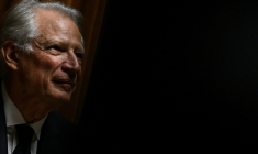 Dominique de Villepin à Paris le 27 mars 2026 ( AFP / JULIEN DE ROSA )