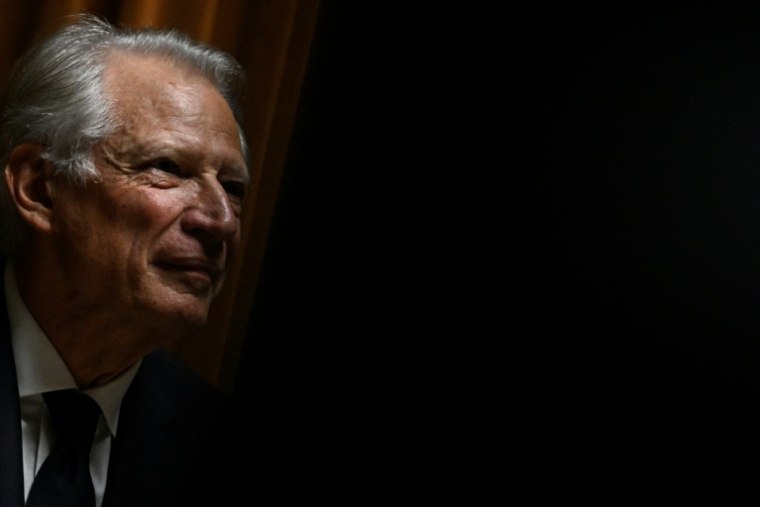 Dominique de Villepin à Paris le 27 mars 2026 ( AFP / JULIEN DE ROSA )