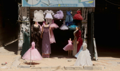 Des robes de cérémonie et de mariage,  exposées devant une boutique où elles sont confectionnées, le 13 juin 2026 à Khan Younès, dans le sud de la bande de Gaza ( AFP / BASHAR TALEB )