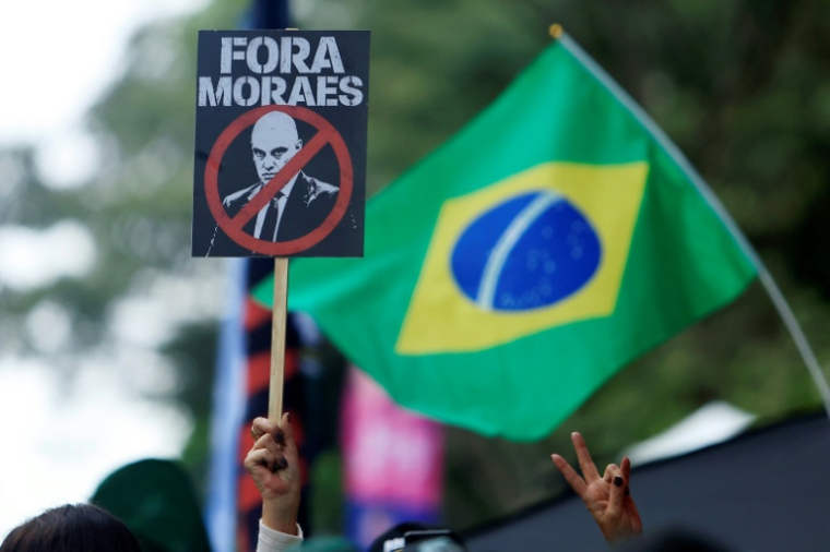 Un manifestant brandit une pancarte exigeant le départ du juge Alexandre de Moraes pendant un rassemblement à São Paulo, le 7 septembre 2026 ( AFP / Miguel SCHINCARIOL )