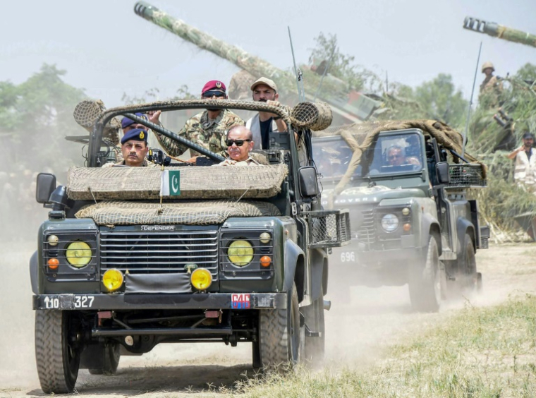Photo diffusée le 14 mai 2025 par l'Inter Services Public Relations (ISPR) du Pakistan montrant le Premier ministre pakistanais Shehbaz Sharif (d) et le chef de l'armée pakistanaise, le général Asim Muunir (g) en route pour visiter le cantonnement de Pasrur à Sialkot, dans la province du Pendjab ( Pakistan's Inter Services Public Relations (ISPR) / - )