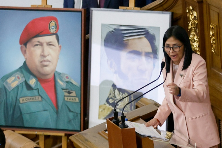 La vice-présidente du Venezuela, Delcy Rodriguez, s'exprime devant les portraits du défunt président vénézuélien Hugo Chavez et du héros de la libération Simon Bolivar au Parlement à Caracas, le 4 décembre 2025 ( AFP / Pedro MATTEY )