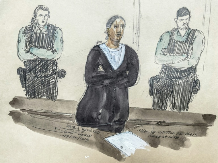 Croquis d'audience du 17 octobre 2025 montrant Dahbia Benkired lors de son procès pour le meurtre de Lola, à la cour d'assises de Paris ( AFP / Benoit PEYRUCQ )