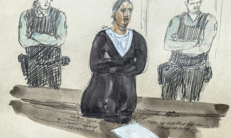 Croquis d'audience du 17 octobre 2025 montrant Dahbia Benkired lors de son procès pour le meurtre de Lola, à la cour d'assises de Paris ( AFP / Benoit PEYRUCQ )