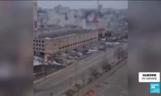 La Russie intensifie ses bombardements, une colonne de blindés vers Kiev