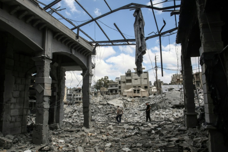Des habitants déplacés par les combats regagnent le sud du Liban, traversant le marché historique de Nabatiyé, au Liban, le 15 juin 2026 ( AFP / Mahmoud ZAYYAT )