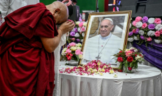 Un moine s'incline devant l'effigie de feu le pape François à New Delhi, le 21 avril 2025 ( AFP / Sajjad HUSSAIN )
