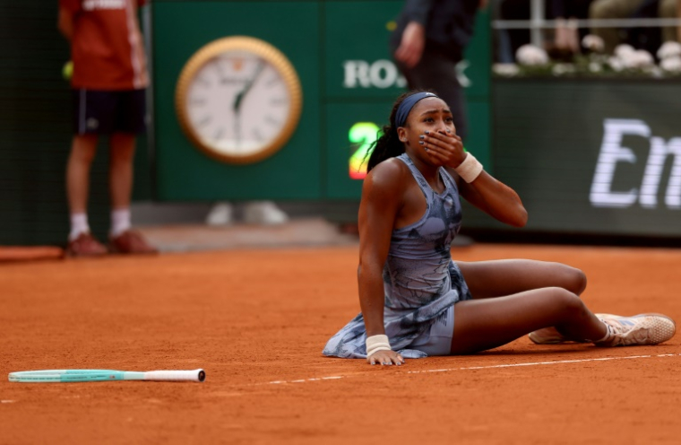 Coco Gauff submergée par l'émotion après sa balle de match victorieuse samedi en finale de Roland-Garros contre Aryna Sabalenka ( AFP / ALAIN JOCARD )