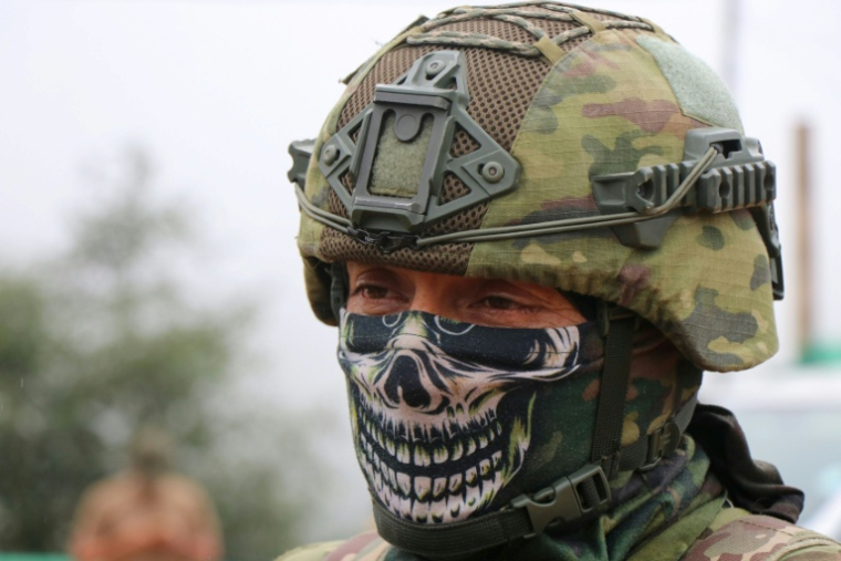 Un militaire participant à une opération contre l'extraction minière illégale à Buenos Aires, dans la province d'Imbabura, en Equateur, le 27 mai 2026 ( AFP / Galo Paguay )