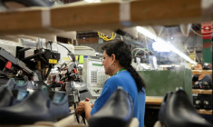 Une femme travaille dans une usine de chaussures à Del Rio, Texas, États-Unis