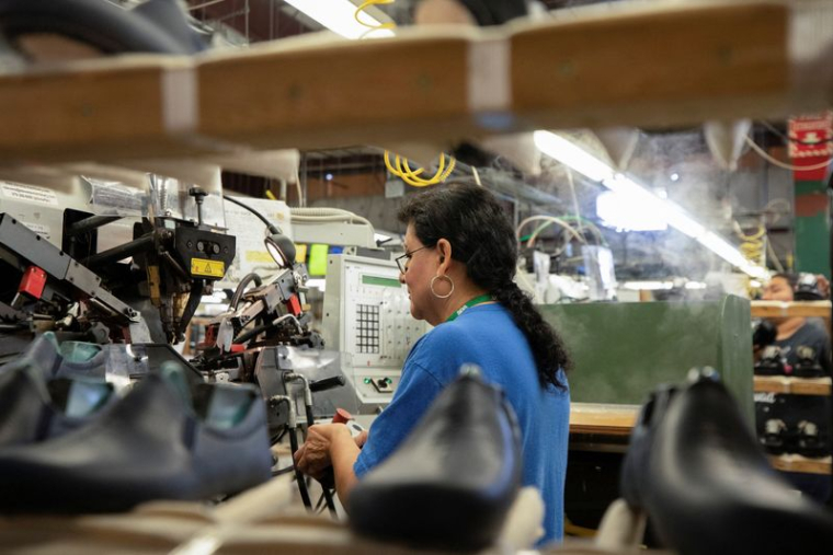 Une femme travaille dans une usine de chaussures à Del Rio, Texas, États-Unis