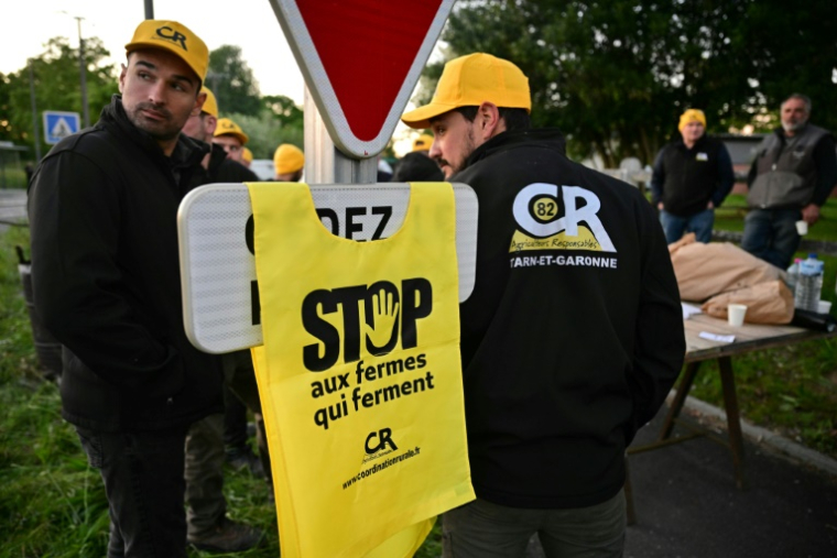 Des agriculteurs de la Coordination rurale (CR) bloquent l'entrée d'un lycée agricole le 30 avril 2025 à Montauban, dans le Tarn-et-Garonne ( AFP / Lionel BONAVENTURE )