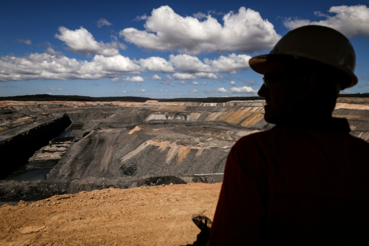 Un responsable observe la mine de charbon de Moolarben, dans les bassins houillers, au nord de la ville de Mudgee, le 3 septembre 2026, en Australie ( AFP / DAVID GRAY )