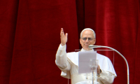 Le pape Léon XIV au balcon de la basilique Saint-Pierre au Vatican pendant la prière Regina Caeli, le 11 mai 2025 ( AFP / Alberto PIZZOLI )