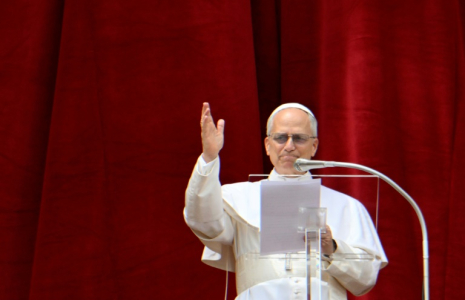 Le pape Léon XIV au balcon de la basilique Saint-Pierre au Vatican pendant la prière Regina Caeli, le 11 mai 2025 ( AFP / Alberto PIZZOLI )