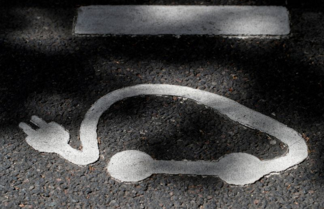 Le logo d'Autolib' à une station de recharge à Paris