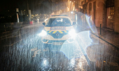 Une voiture de la police municipale dans une rue de Lyon pendant un orage, le 16 juillet 2026  ( AFP / OLIVIER CHASSIGNOLE )