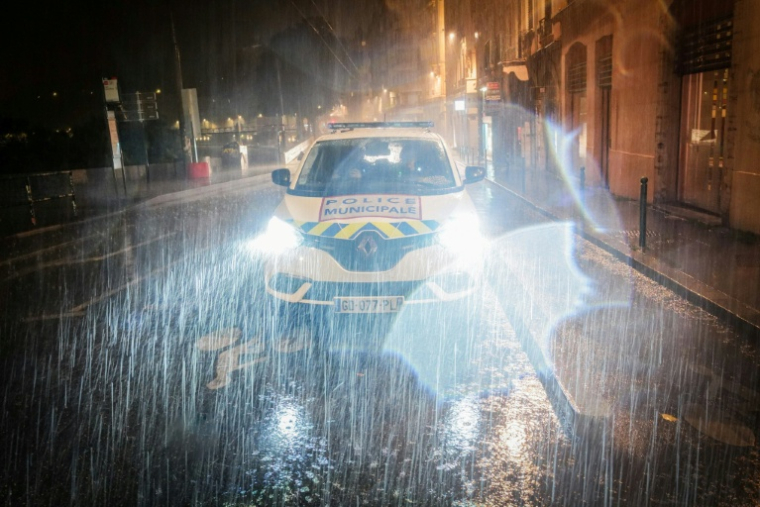 Une voiture de la police municipale dans une rue de Lyon pendant un orage, le 16 juillet 2026  ( AFP / OLIVIER CHASSIGNOLE )