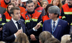 Emmanuel Macron s'adresse à des employés à côté de Vincent Yang