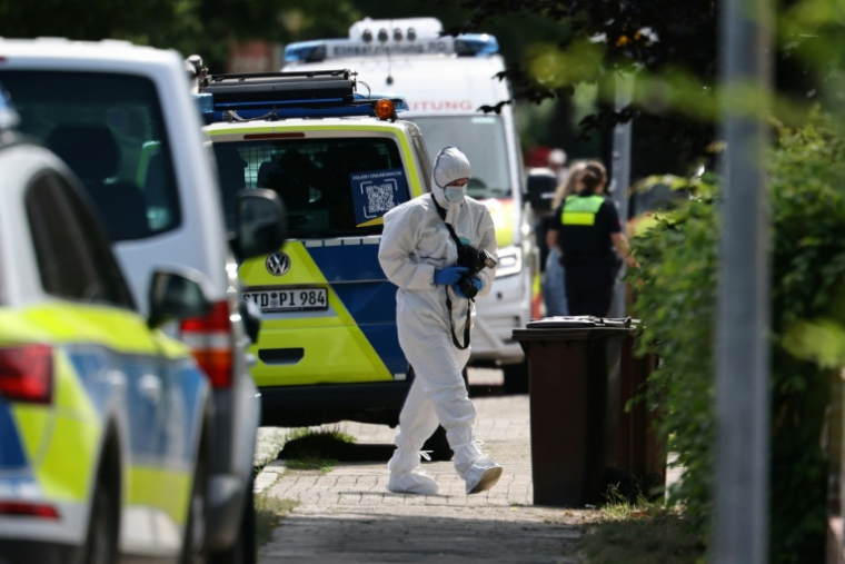 Un membre de la police scientifique sur les lieux d'une fusillade à Stade, dans le nord de l'Allemagne, le 29 juin 2026 ( AFP / Ibrahim OT )
