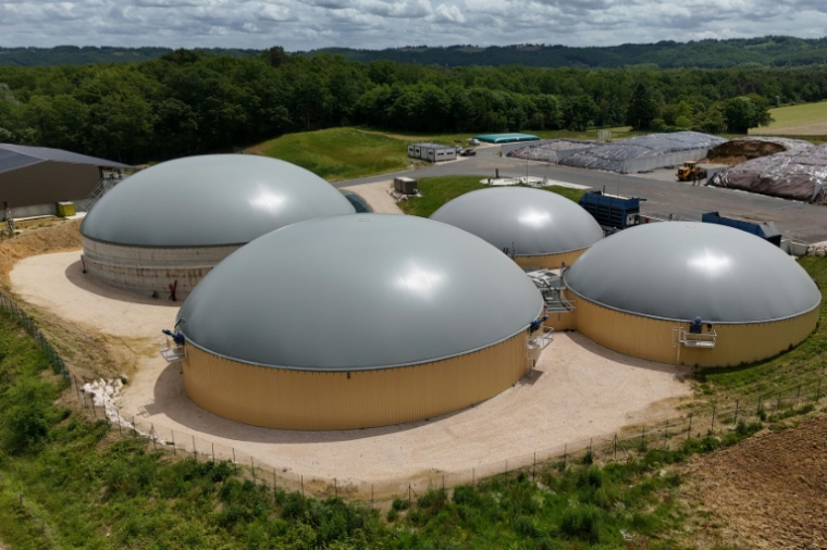 Des cuves en béton à l'usine de biométhane de Blajan, en Haute-Garonne, le 18 mai 2026 ( AFP / Pablo COZZAGLIO )