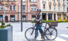 Il existe des différences aussi bien techniques que réglementaires entre vélo électrique et vélo à assistance électrique. ( crédit photo : Shutterstock )