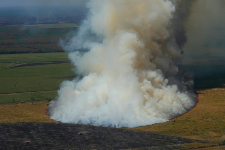 Vue aérienne de feu de forêt à Arès, près du bassin d'Arcachon (Gironde), le 28 juillet 2026. ( POOL / Baz Ratner )